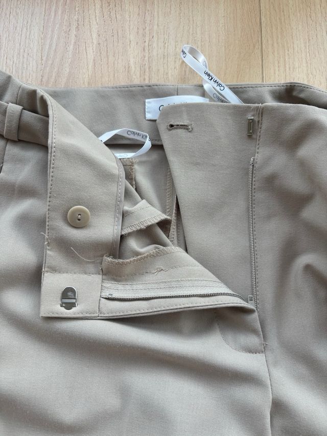 Pantalón Beige Calvin Klein con Hebilla Dorada