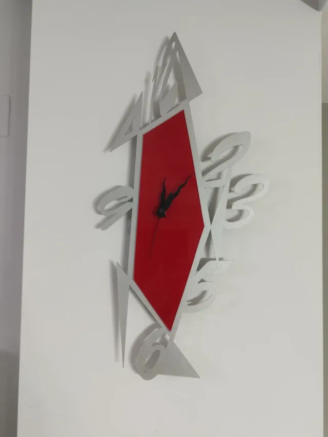 Reloj de pared moderno rojo y plateado