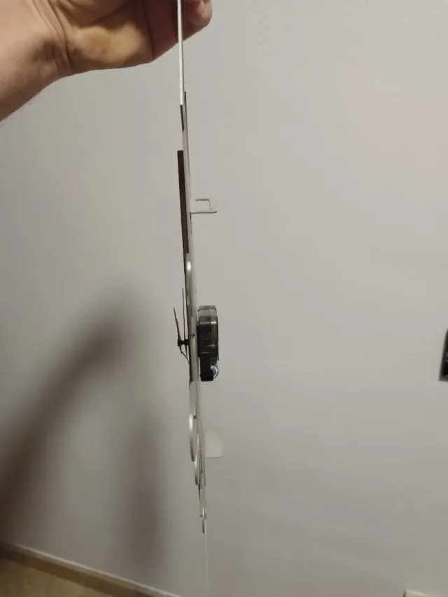 Reloj de pared moderno rojo y plateado