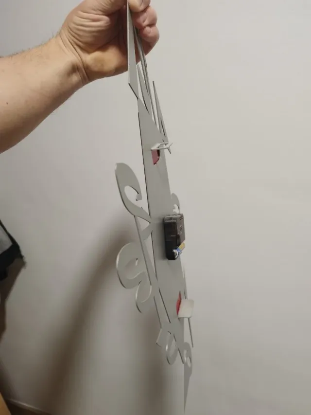 Reloj de pared moderno rojo y plateado