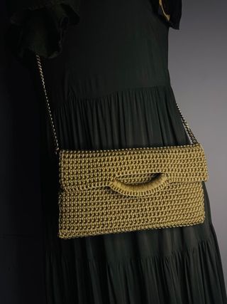 Borsa intrecciata oro con manico e catena