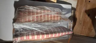 Sofá de tela beige y rojo