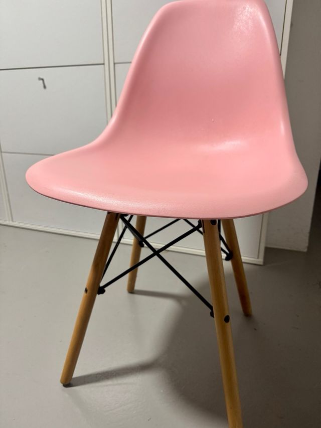 Silla rosa de plástico y madera