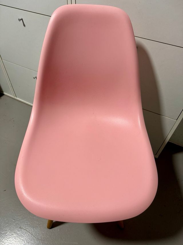 Silla rosa de plástico y madera