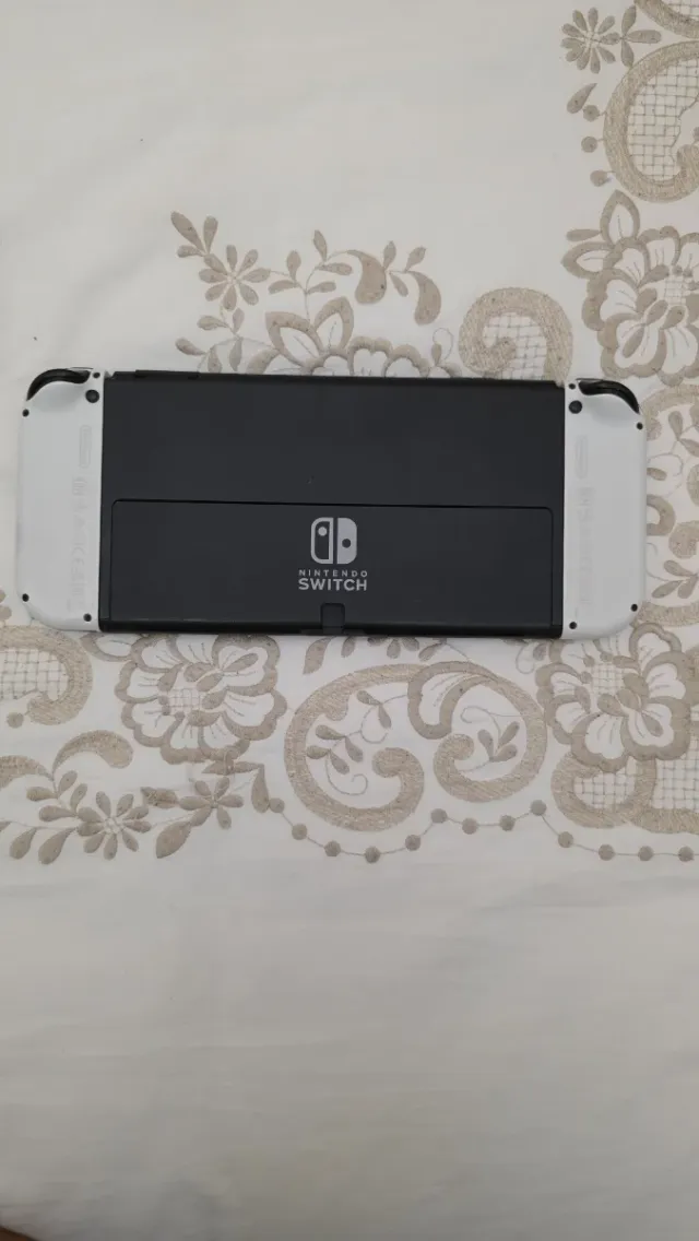 Nintendo Switch OLED - Bianco e Nero