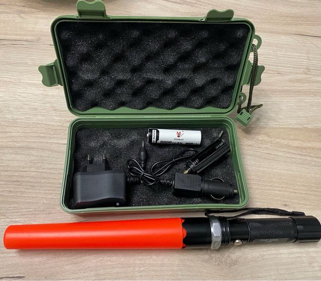 Linterna Táctica SOS con Accesorios