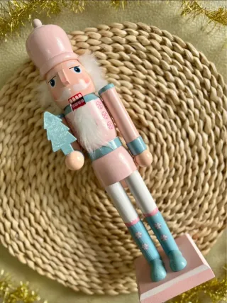 Cascanueces rosa madera 38 cm