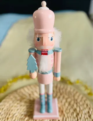 Cascanueces rosa madera 38 cm