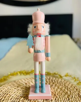 Cascanueces rosa madera 38 cm