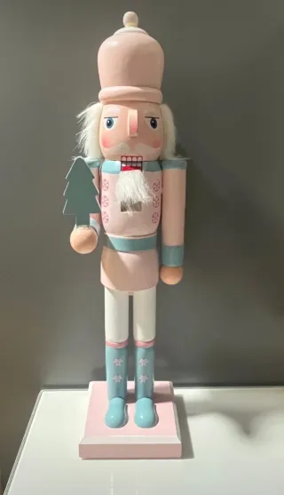 Cascanueces rosa madera 38 cm