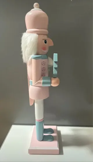 Cascanueces rosa madera 38 cm