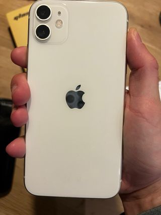 iPhone 11 Blanco Como Nuevo + 4 covers + box