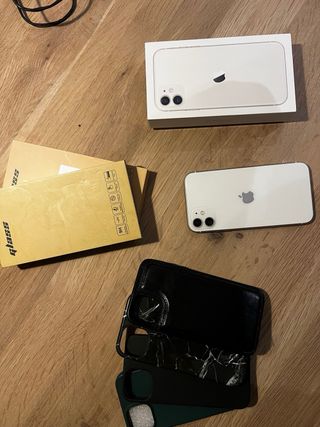 iPhone 11 Blanco Como Nuevo + 4 covers + box
