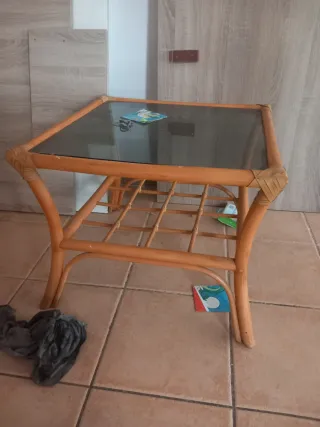 Mesa rinconera de ratán y cristal