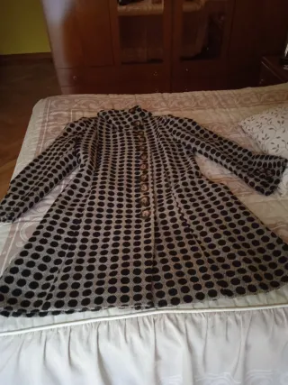 Abrigo estampado lunares beige y negro