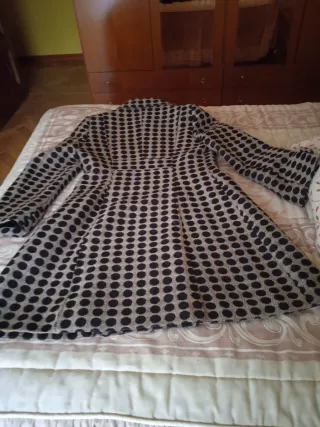 Abrigo estampado lunares beige y negro