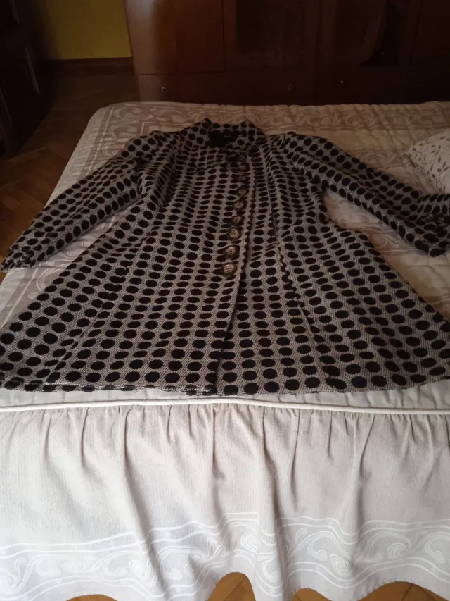 Abrigo estampado lunares beige y negro