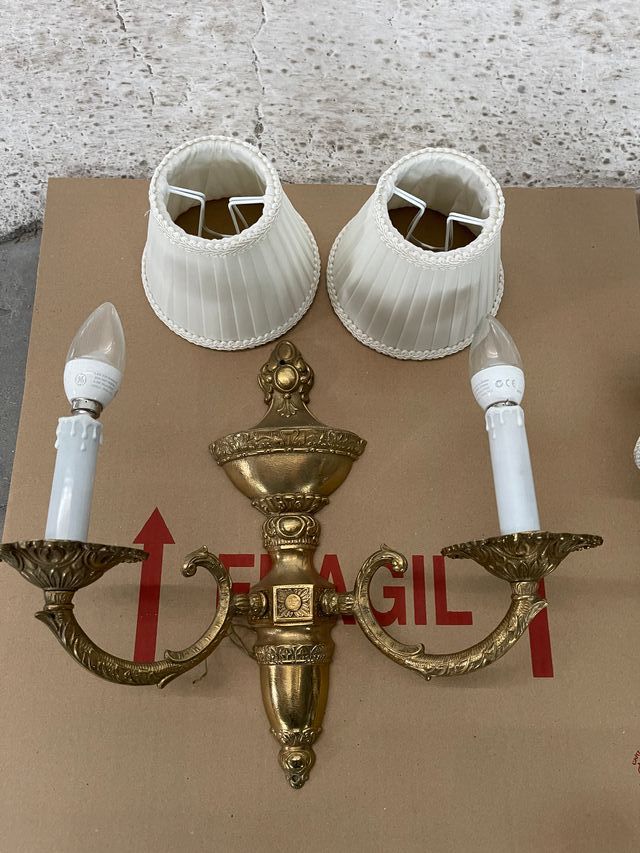 Appliques da parete dorate con schermi