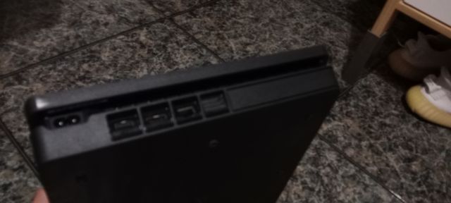 PS4 (PlayStation 4) Negra + GTA 5 y FIFA 24