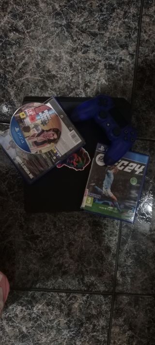 PS4 (PlayStation 4) Negra + GTA 5 y FIFA 24