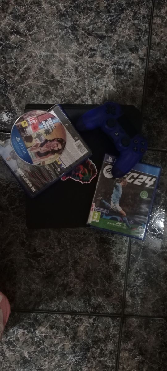 PS4 (PlayStation 4) Negra + GTA 5 y FIFA 24
