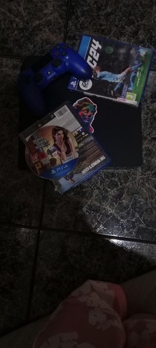 PS4 (PlayStation 4) Negra + GTA 5 y FIFA 24