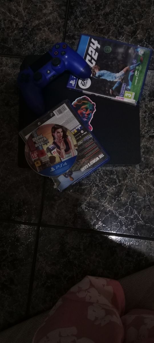 PS4 (PlayStation 4) Negra + GTA 5 y FIFA 24