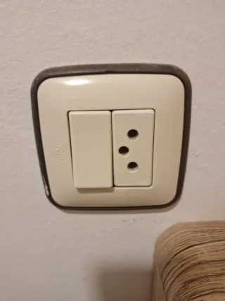 23 Interruptores y enchufes blanco y negro