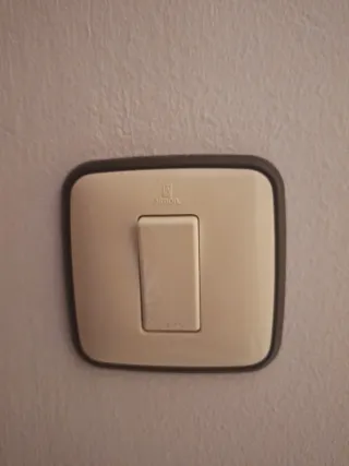 23 Interruptores y enchufes blanco y negro