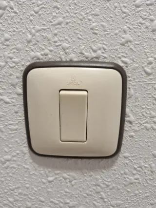 23 Interruptores y enchufes blanco y negro