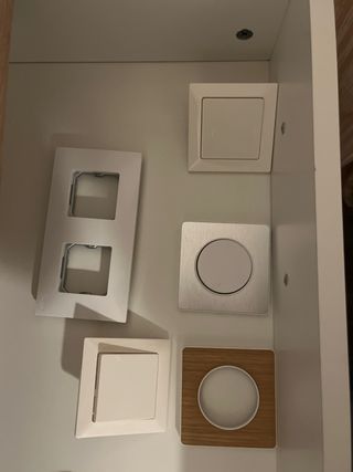 Marcos embellecedores e interruptores de luz