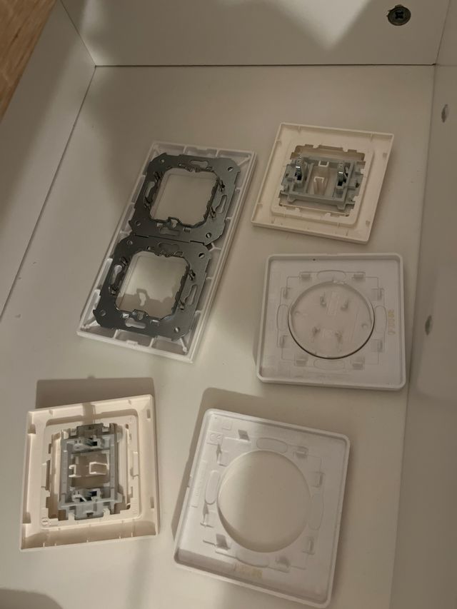 Marcos embellecedores e interruptores de luz