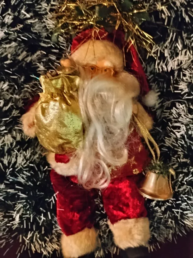 Corona con Papá Noel con saco y cascabel y flor