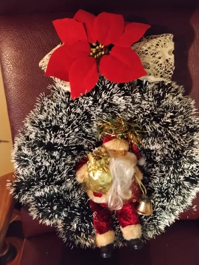 Corona con Papá Noel con saco y cascabel y flor