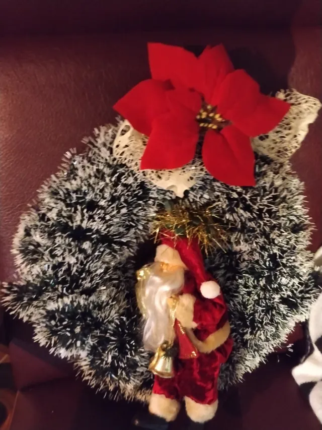 Corona con Papá Noel con saco y cascabel y flor