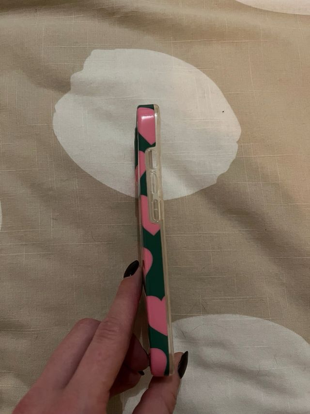 Funda iPhone 13 Corazones Rosa y Verde