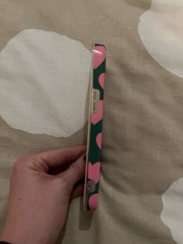 Funda iPhone 13 Corazones Rosa y Verde