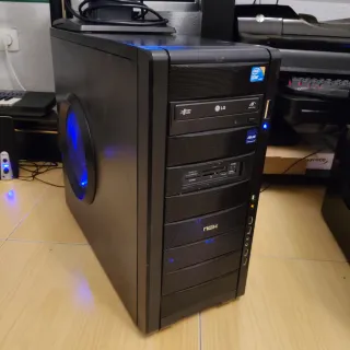 Ordenador de sobremesa negro