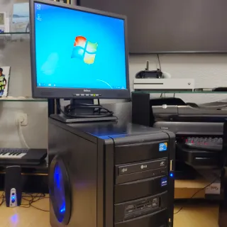 Ordenador de sobremesa negro