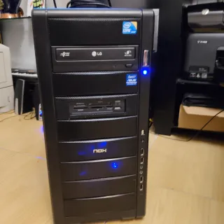 Ordenador de sobremesa negro