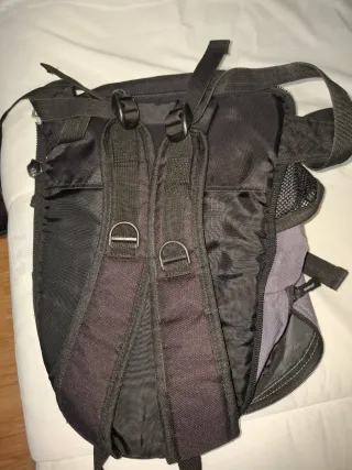 Mochila de montaña gris y multicolor