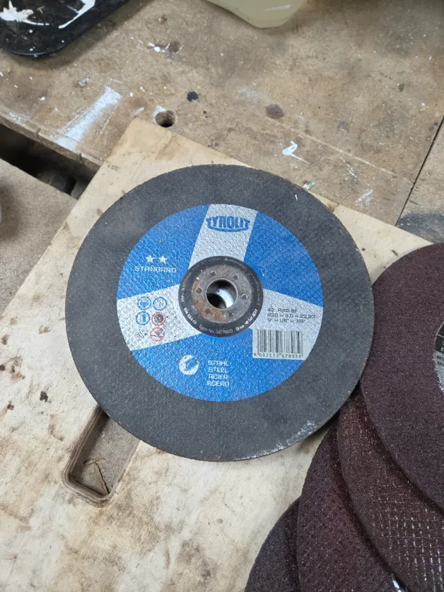 Discos metal y cepillo.