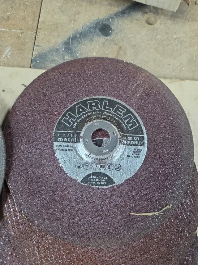 Discos metal y cepillo.