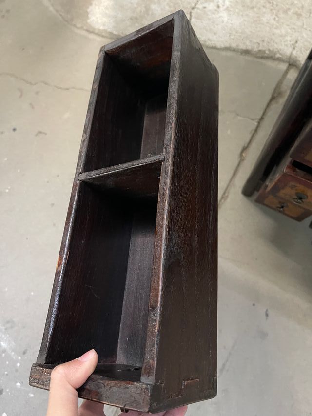 Mesita auxiliar de madera con cajones antigua