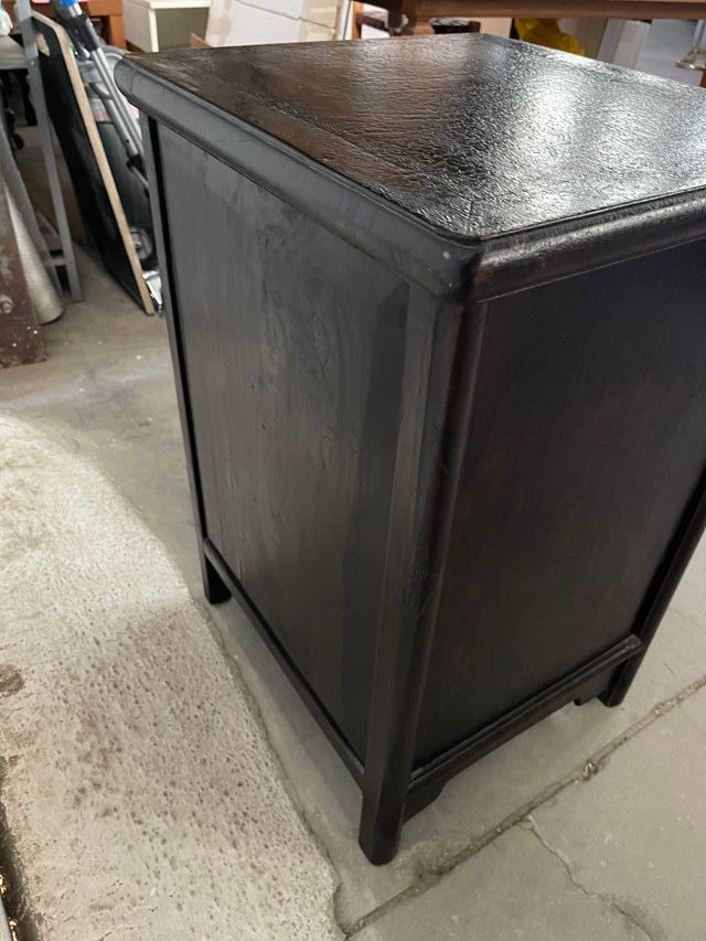 Mesita auxiliar de madera con cajones antigua