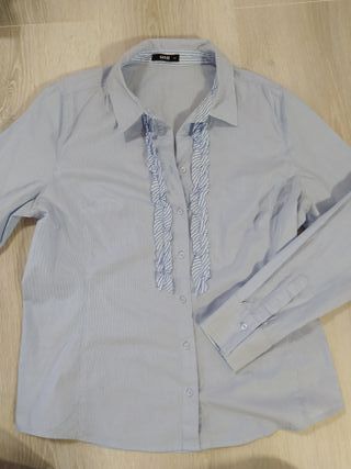 Camisa azul con volantes T.44