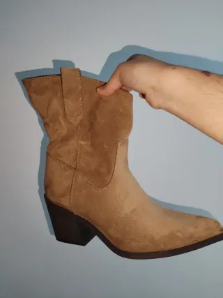 Botas de ante beige con tacón SOLO UNA PUESTA