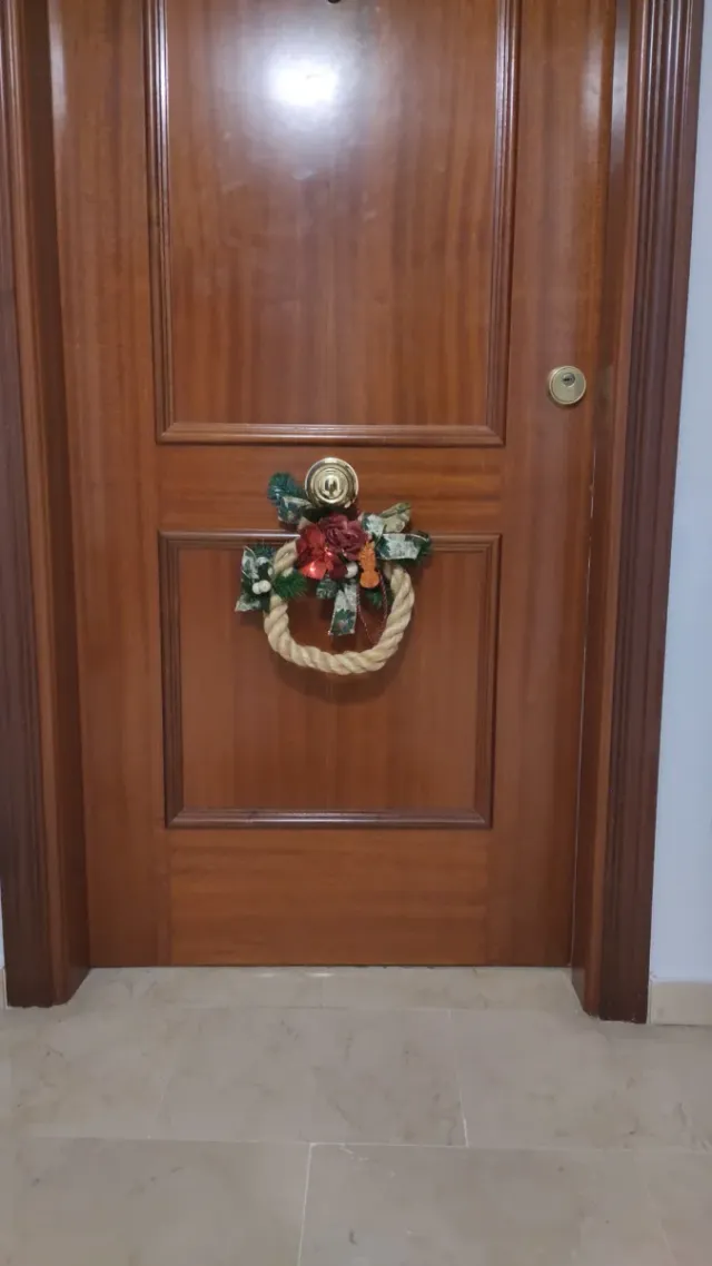 Corona natalizia Rafia e fiori rossi