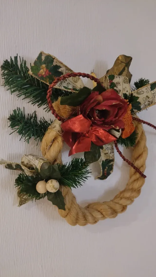 Corona natalizia Rafia e fiori rossi