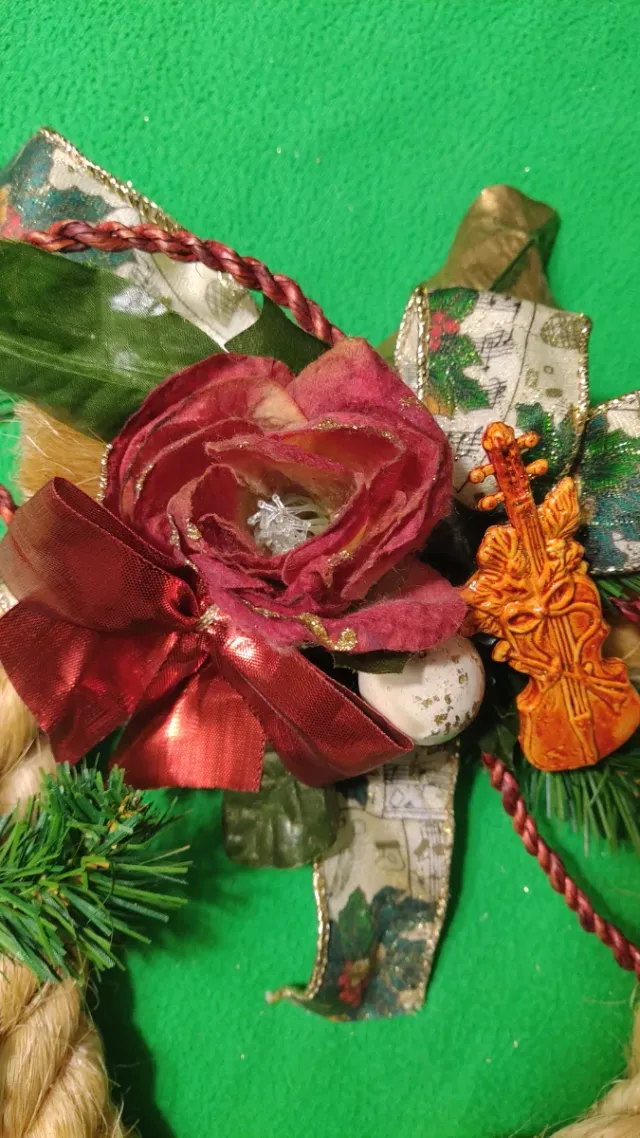 Corona natalizia Rafia e fiori rossi